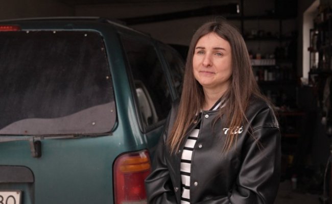 На Волині поляк безоплатно ремонтує авто на фронт. ВІДЕО