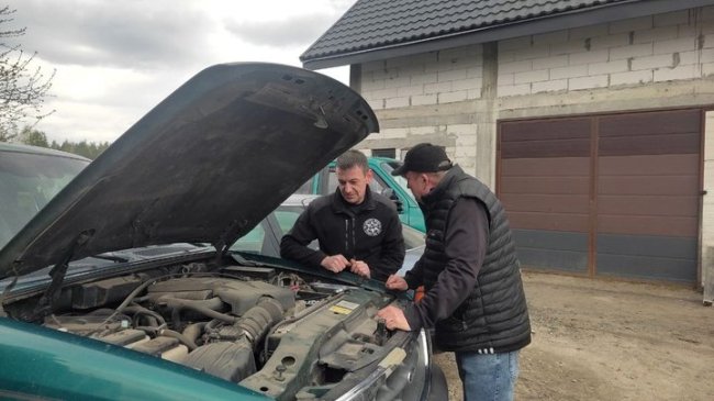 На Волині поляк безоплатно ремонтує авто на фронт. ВІДЕО