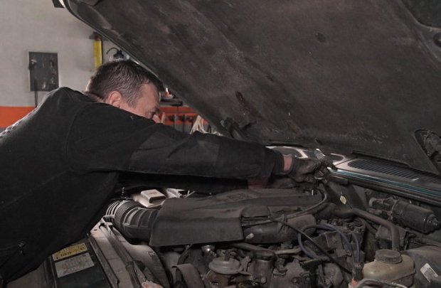 На Волині поляк безоплатно ремонтує авто на фронт. ВІДЕО