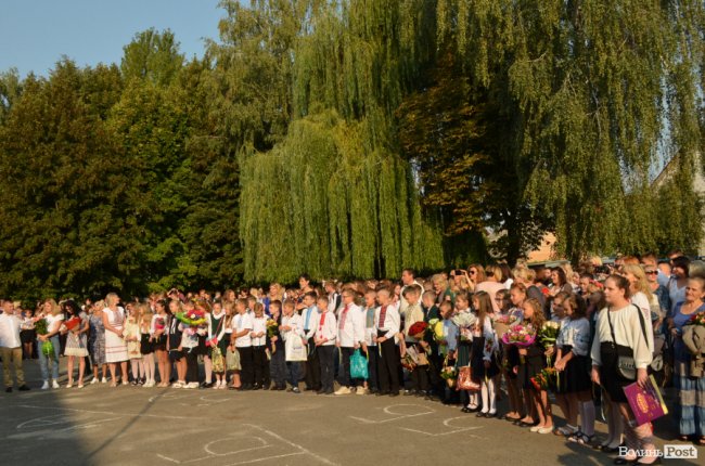 Перший дзвоник у луцькій школі №17. ФОТО