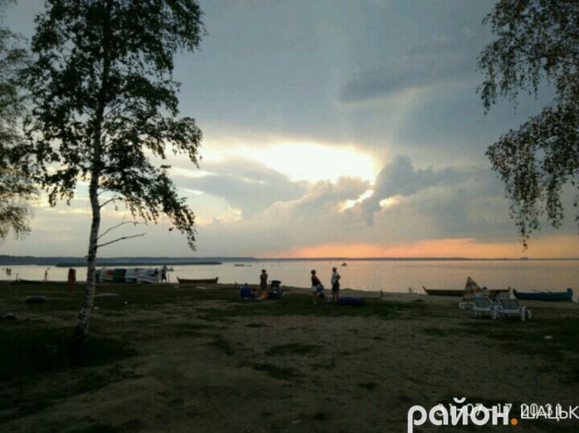 Опублікували дивовижні світлини заходу сонця на Світязі