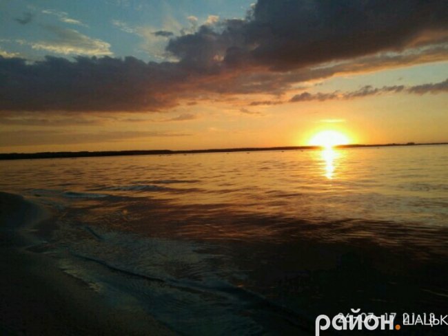 Опублікували дивовижні світлини заходу сонця на Світязі