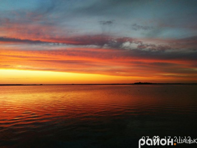 Опублікували дивовижні світлини заходу сонця на Світязі