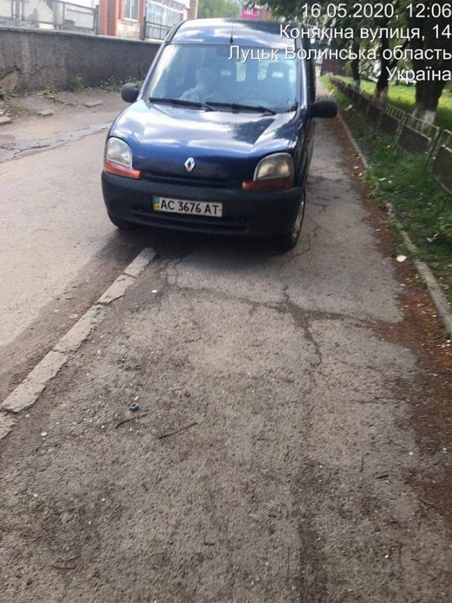 У Луцьку «автохами» паркують автівки на тротуарах та пішохідних доріжках. ФОТО