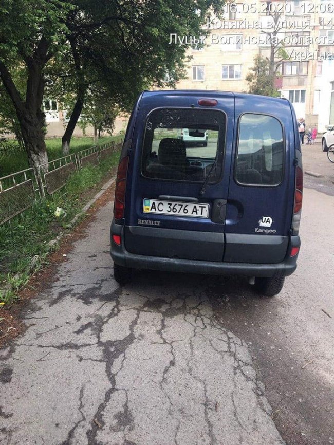 У Луцьку «автохами» паркують автівки на тротуарах та пішохідних доріжках. ФОТО