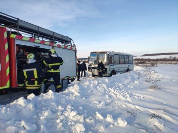 У сніговій пастці на Волині застряг автобус із пасажирами