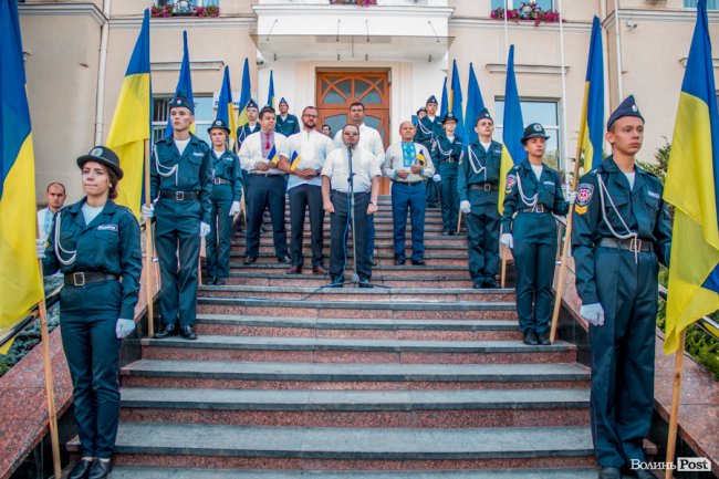 Над Луцьком урочисто підняли синьо-жовтий прапор. ФОТО