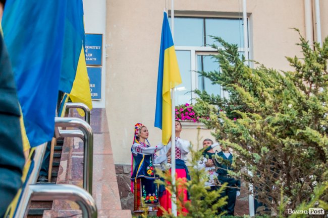 Над Луцьком урочисто підняли синьо-жовтий прапор. ФОТО