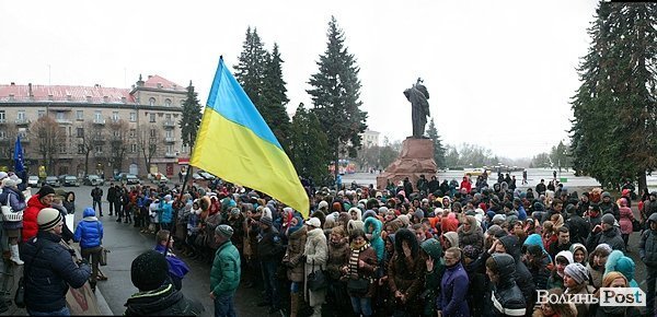 Студенти СНУ мітингували під головним корпусом. ФОТО