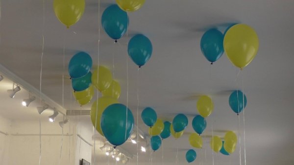 Листи і повітряні кульки: луцька малеча вшанувала Героїв. ФОТО