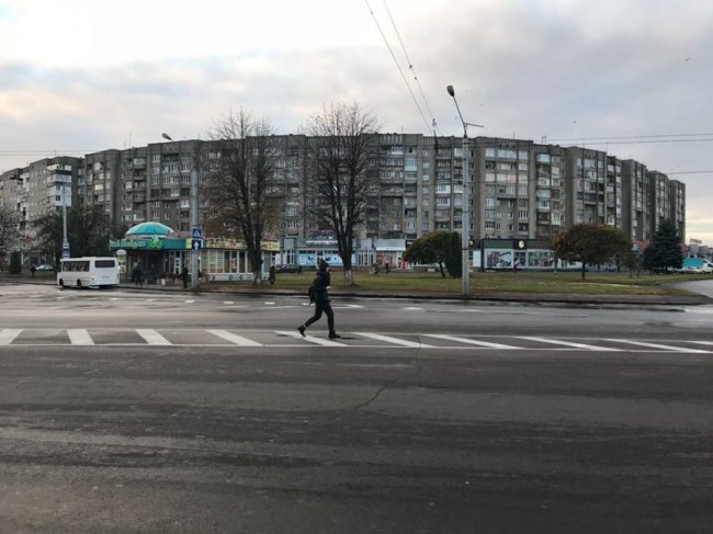 «Щоранку біля ОДА бачу десятки безсмертних», – лучанка про «пішоандонів». ФОТО