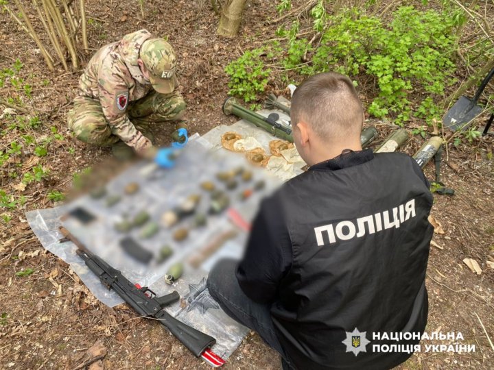 Масові обшуки на Волині та в інших областях: поліція вилучила цілий арсенал