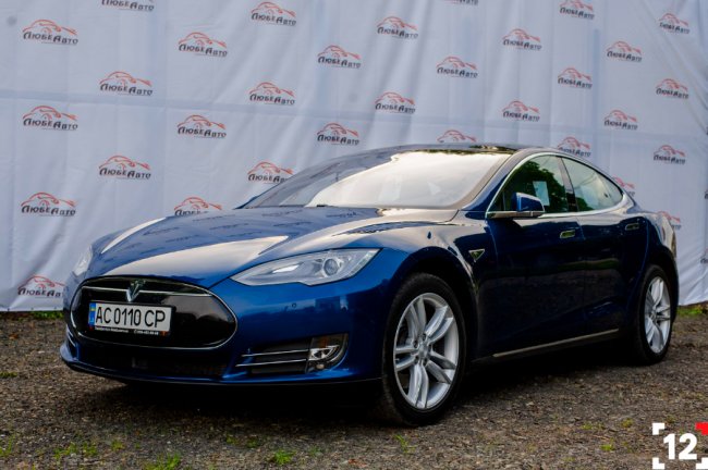 У Луцьку відкривають сервіс з продажу електрокарів «Любе Авто». Тест-драйв Tesla*