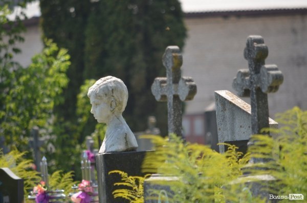 На кладовищі Луцька повалені пам'ятники, а могили заросли чагарниками. ФОТО