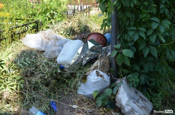 На кладовищі Луцька повалені пам'ятники, а могили заросли чагарниками. ФОТО
