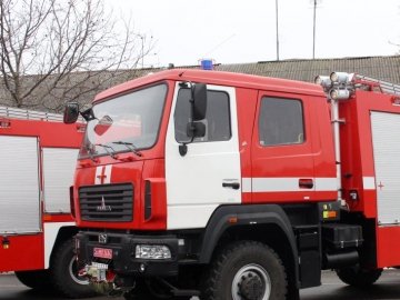 У селищі на Волині в гаражі горіло авто