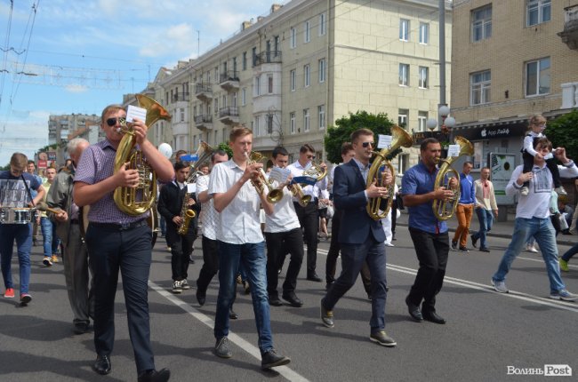 Молодята, транспаранти, усмішки: Луцьком пройшов «парад щасливих родин»