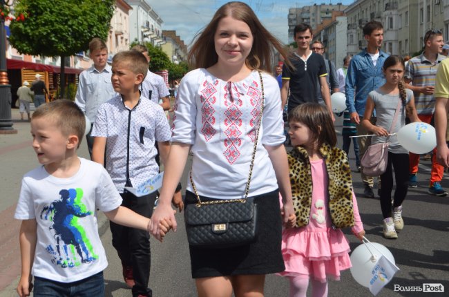 Молодята, транспаранти, усмішки: Луцьком пройшов «парад щасливих родин»