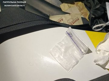 На зупинці у Луцьку патрульні виявили чоловіка з наркотиками