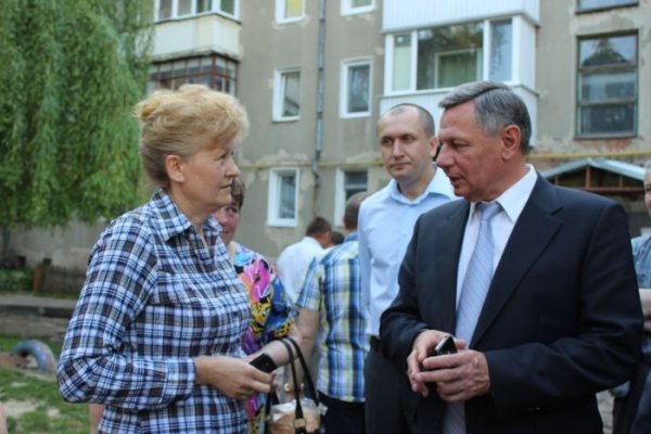 Зустріч мером у дворі, де ведуться ремонтні роботи