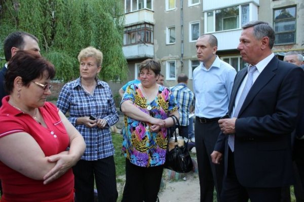 Зустріч мером у дворі, де ведуться ремонтні роботи