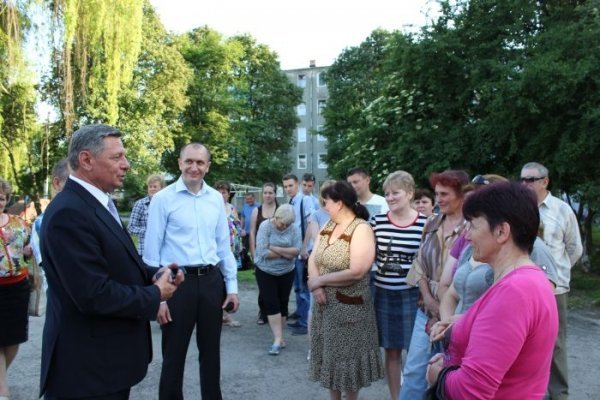 Зустріч мером у дворі, де ведуться ремонтні роботи