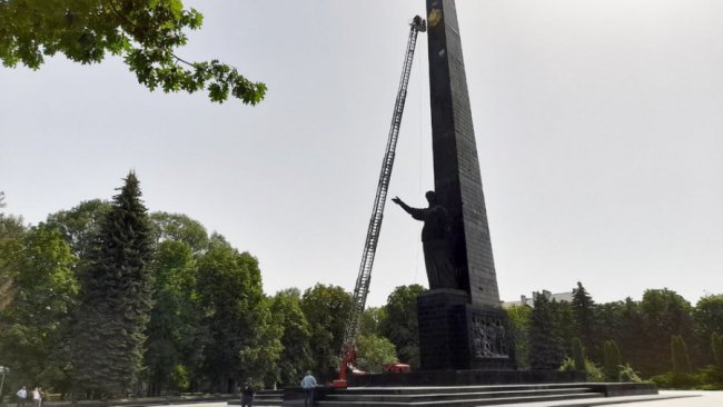З обеліска на меморіалі у Луцьку демонтують радянську зірку. ФОТО
