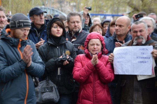 Під час прощання із Бузиною невідомі кидались на журналістів і проклинали їх. ФОТО. ВІДЕО