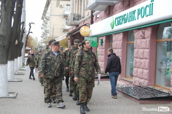 У Луцьку революціонери навідалися до «агентів Кремля». ФОТО
