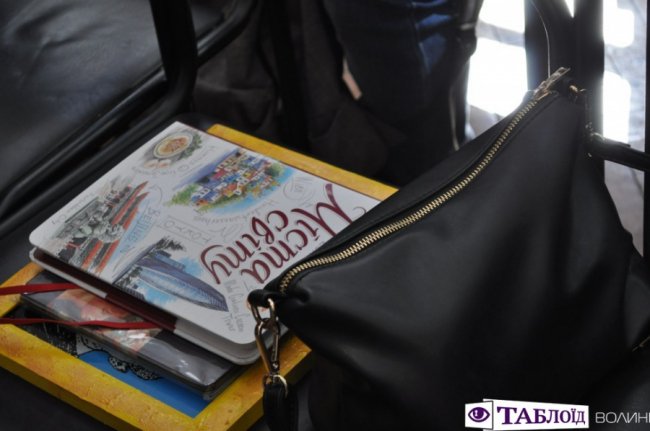 У Луцьку відкрили виставку неймовірних картин доньки загиблого героя. ФОТО