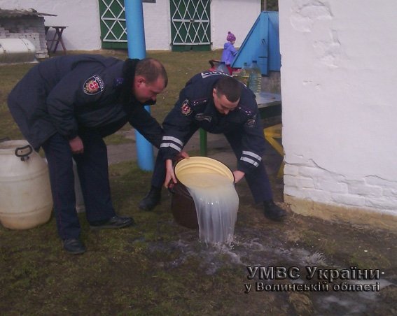 Як волинські правоохоронці знищували самогон. ФОТО
