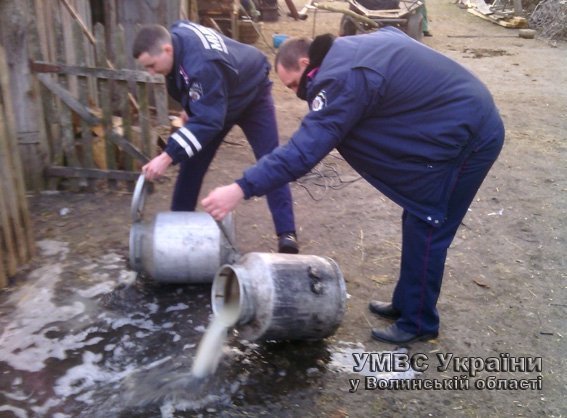 Як волинські правоохоронці знищували самогон. ФОТО