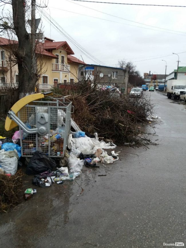 У Луцьку вулиця «тоне» у смітті