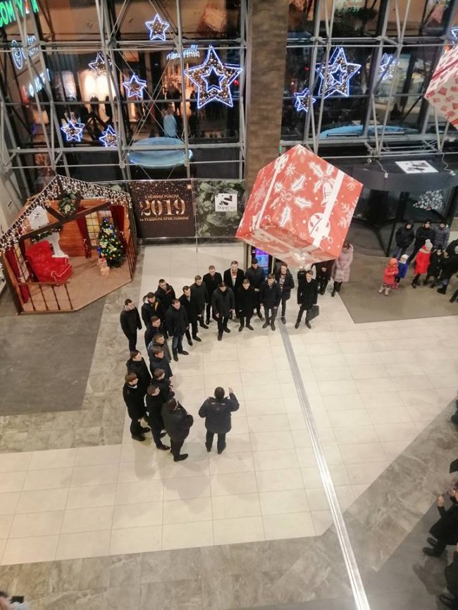 Волинські семінаристи влаштували різдвяний флешмоб у «ПортСіті». ФОТО. ВІДЕО