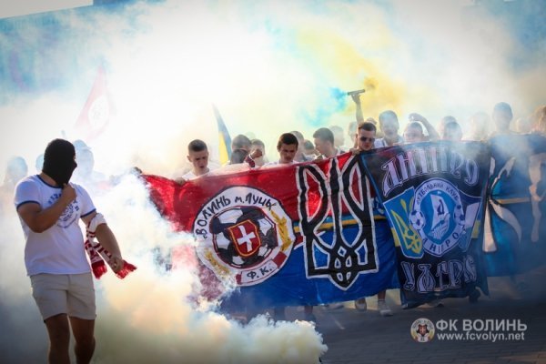 Марш фанів «За єдність України» у Луцьку. ФОТО