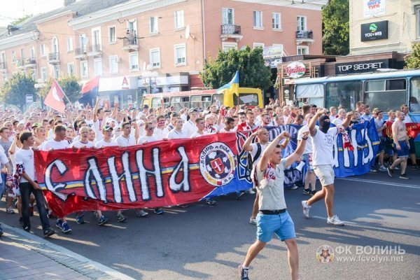 Марш фанів «За єдність України» у Луцьку. ФОТО