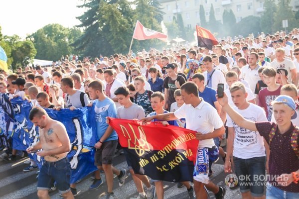 Марш фанів «За єдність України» у Луцьку. ФОТО