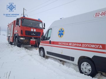 На Волині у снігову пастку потрапив автомобіль швидкої допомоги