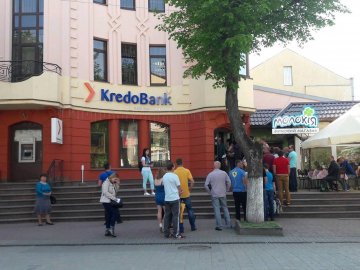 «Лишаться пенсіонери і студенти»: у Луцьку – довга черга для оплати візового збору