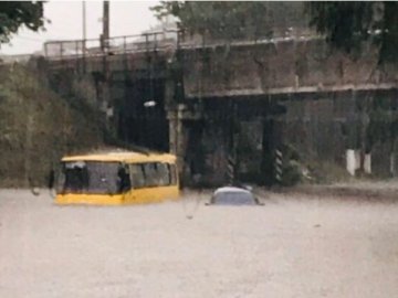 Маршрутки до вікон у воді: у Маріуполі через зливу зупинився транспорт. ВІДЕО