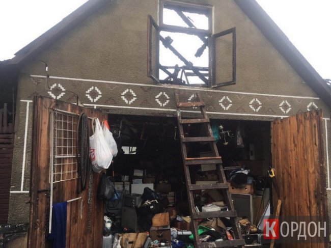 У волинському місті від удару блискавки загорілася будівля. ФОТО