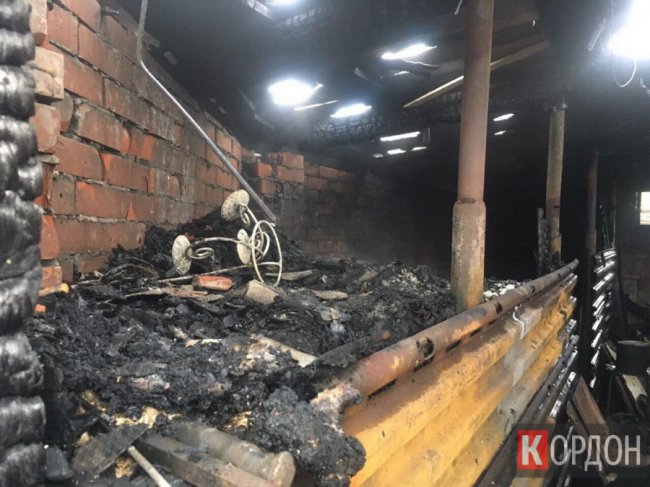 У волинському місті від удару блискавки загорілася будівля. ФОТО