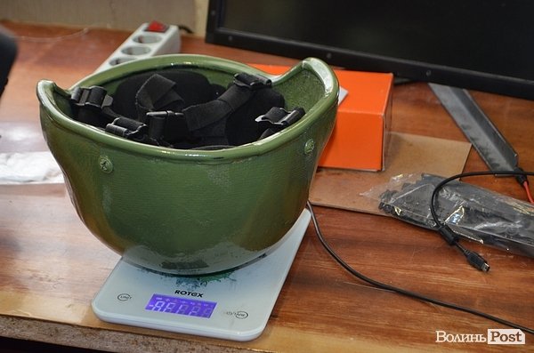 Луцькі умільці презентували каски та безпілотники для АТО. ФОТО