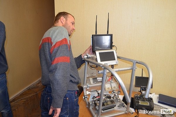 Луцькі умільці презентували каски та безпілотники для АТО. ФОТО