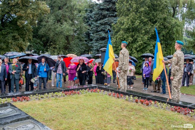 Скорбота і квіти: у Луцьку вшанували жертв війни. ФОТО