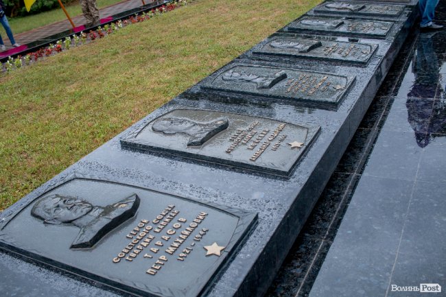 Скорбота і квіти: у Луцьку вшанували жертв війни. ФОТО