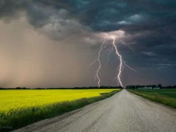 Сильні дощі і вітер накриють Україну: в яких областях чекати негоду