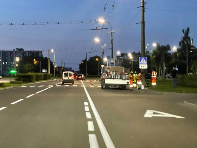 У Луцьку на Соборності наносять довговічну розмітку. ФОТО
