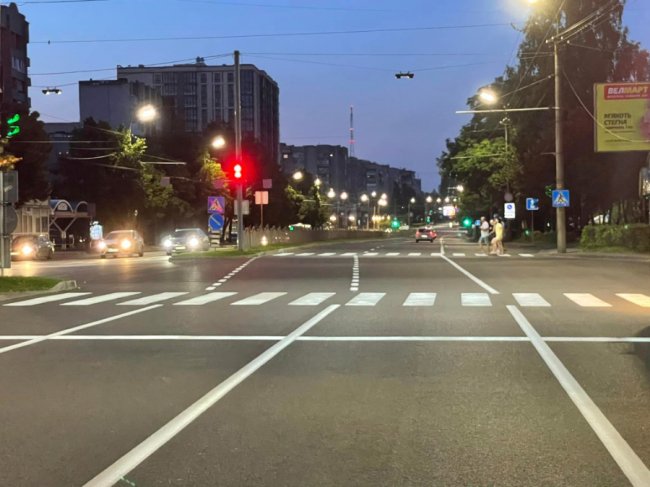 У Луцьку на Соборності наносять довговічну розмітку. ФОТО