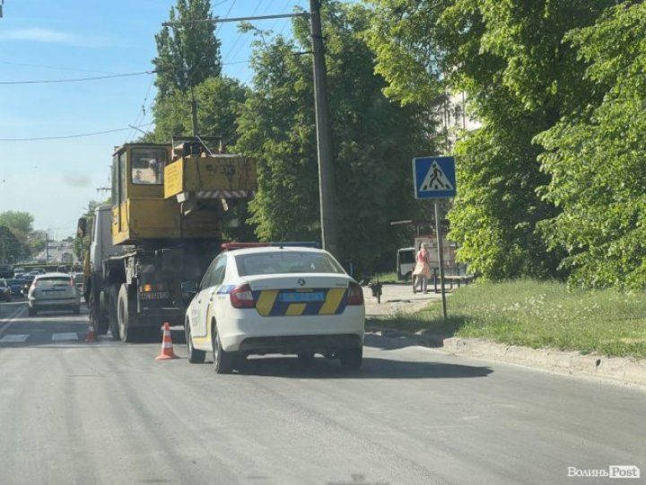 У Луцьку будівельний кран збив маму з немовлям